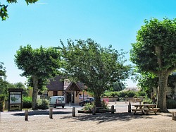 La place et l'épicerie 